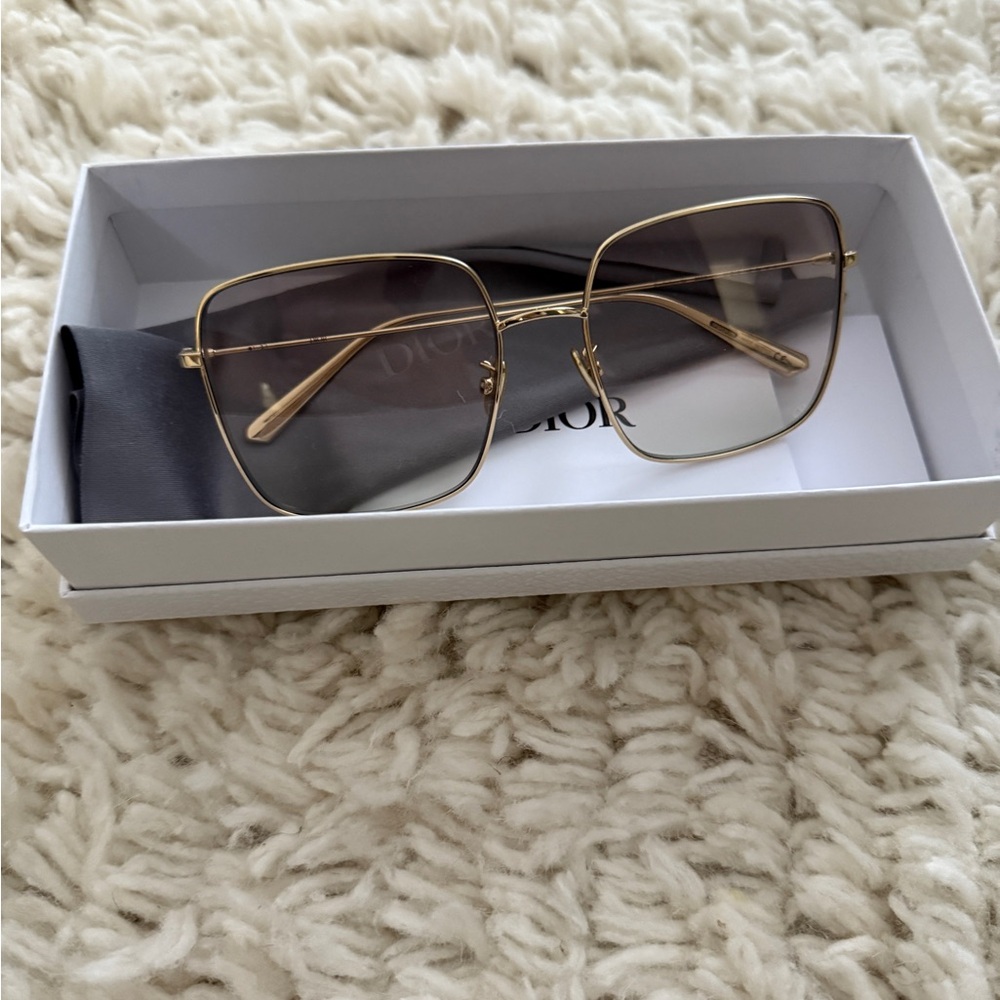 🎉Dior Elegant Gold Frame Sunglasses🎉